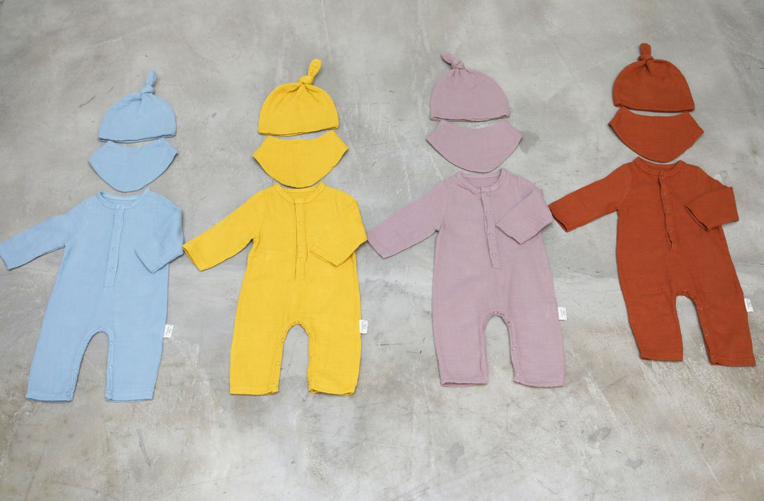 Darf man Musselin bügeln? Vier Overalls für Babys in verschiedenen Farben