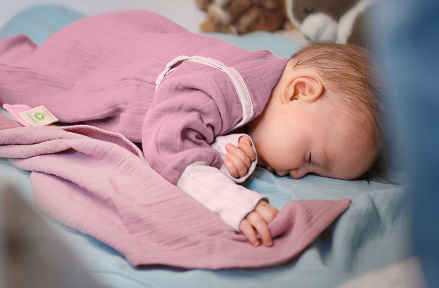 Baby schläft. Atmungsaktiver Sommerschlafsack.