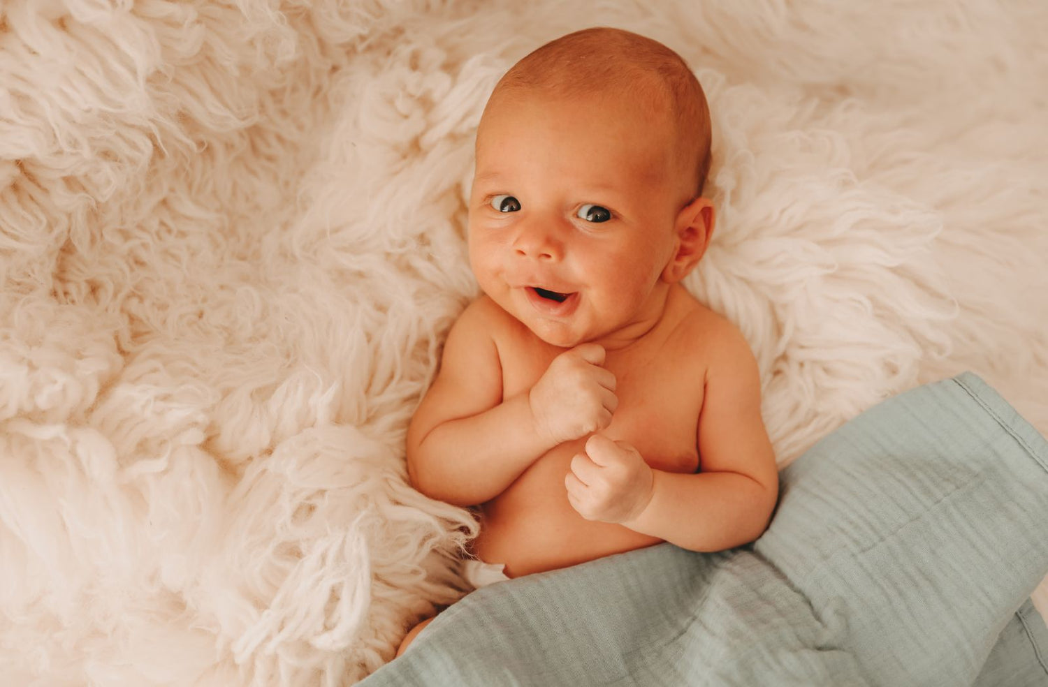 Baby liegt unter der Decke. Wie lange sollte ein Kind im Schlafsack schlafen?