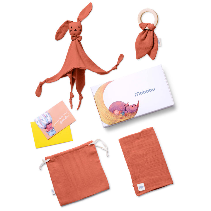 Set regalo in mussola con panno per le coccole, anello per la dentizione, panno per il ruttino e sacchetto in un'elegante confezione regalo.