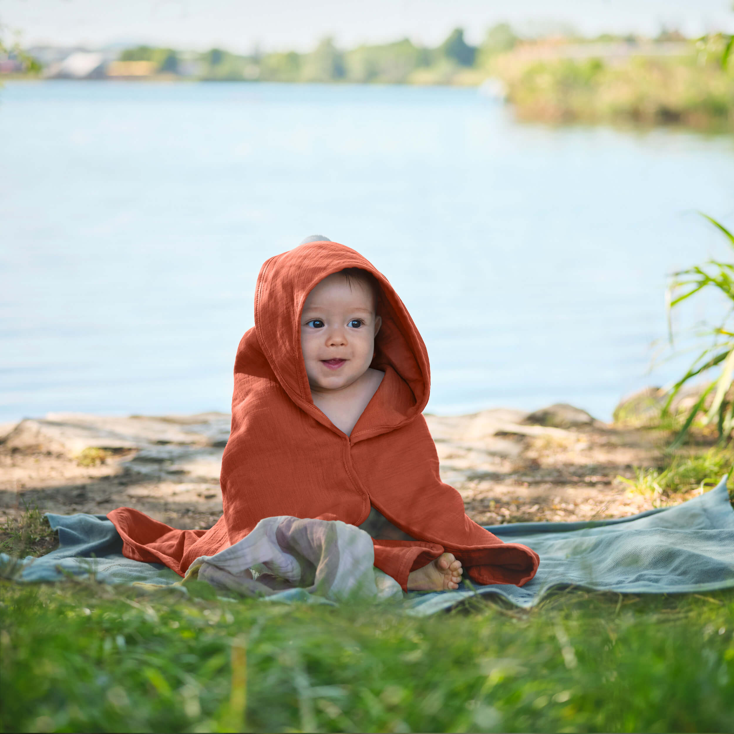 Zarte Umhüllung: Bio-Kapuzenhandtuch für Babys