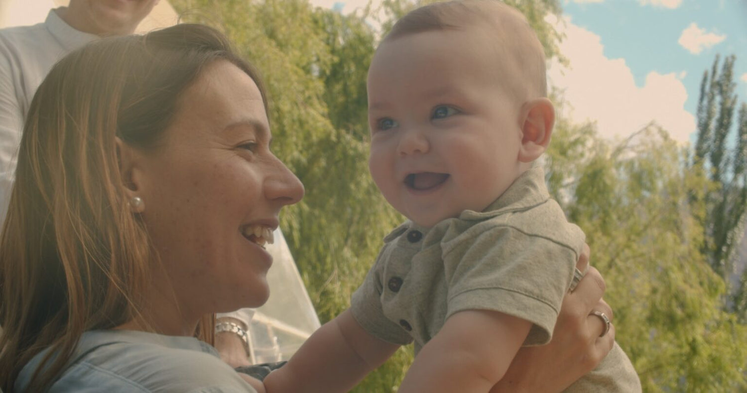 Mutter und Kind genießen das frähliche Familienleben. Das genial einfache Serengeti Reisebett macht es möglich.