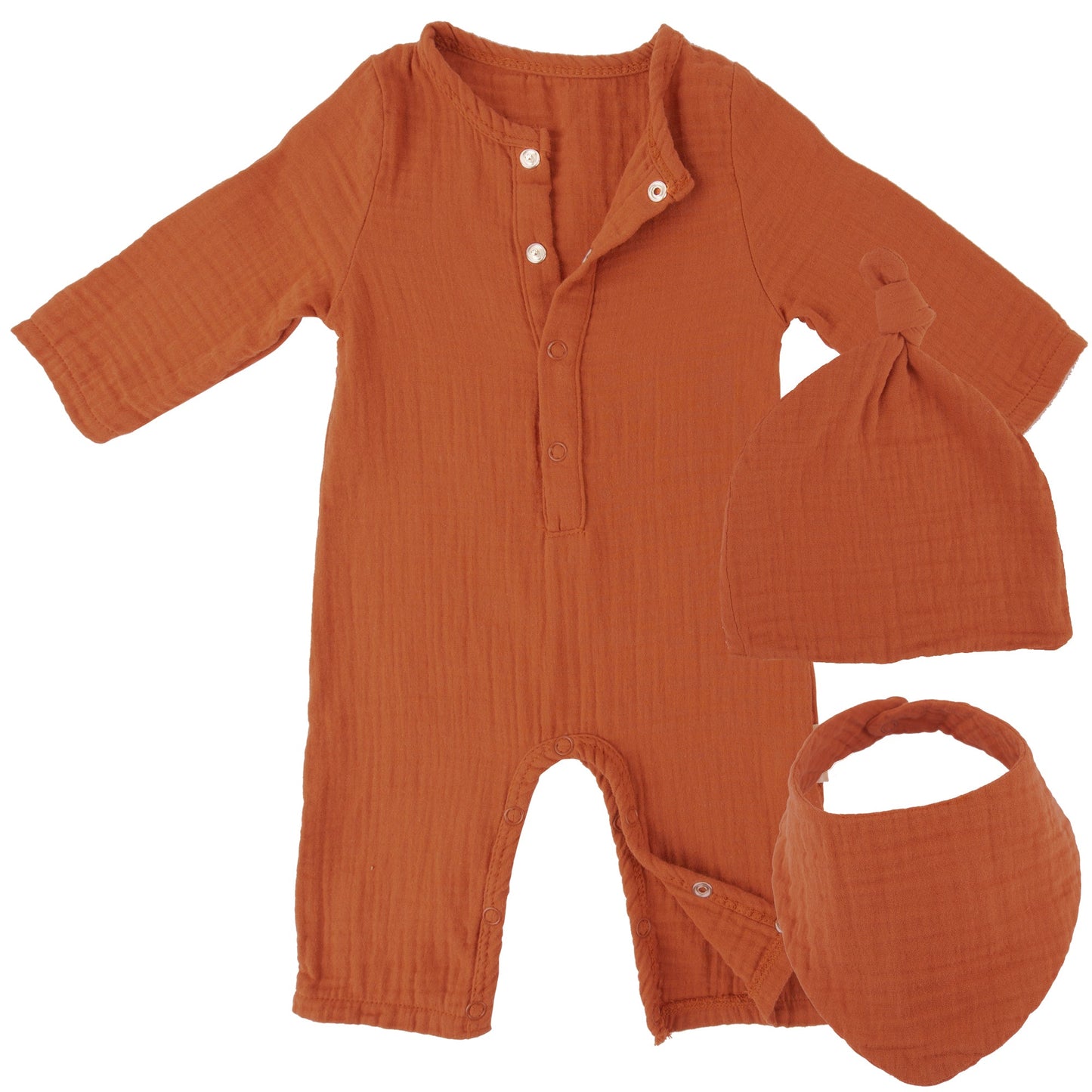 Geschenkset für Babys und Neugeborene aus wunderbar weichem Bio Musselin. Mit Strampler, Lätzchen und Mütze. #color_rust